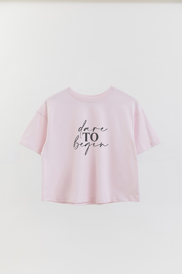 REMERA CROP ESTAMPADA ML DARE TO BEGIN