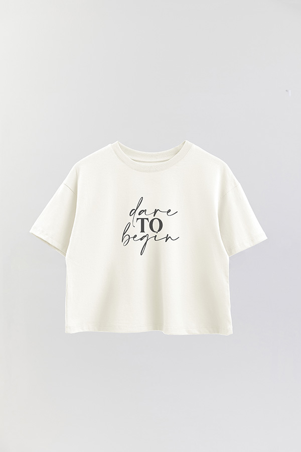 REMERA CROP ESTAMPADA ML DARE TO BEGIN