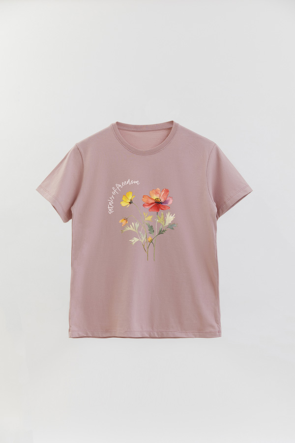 REMERA BASICA ESTAMPADA PETALS OF FREEDOM