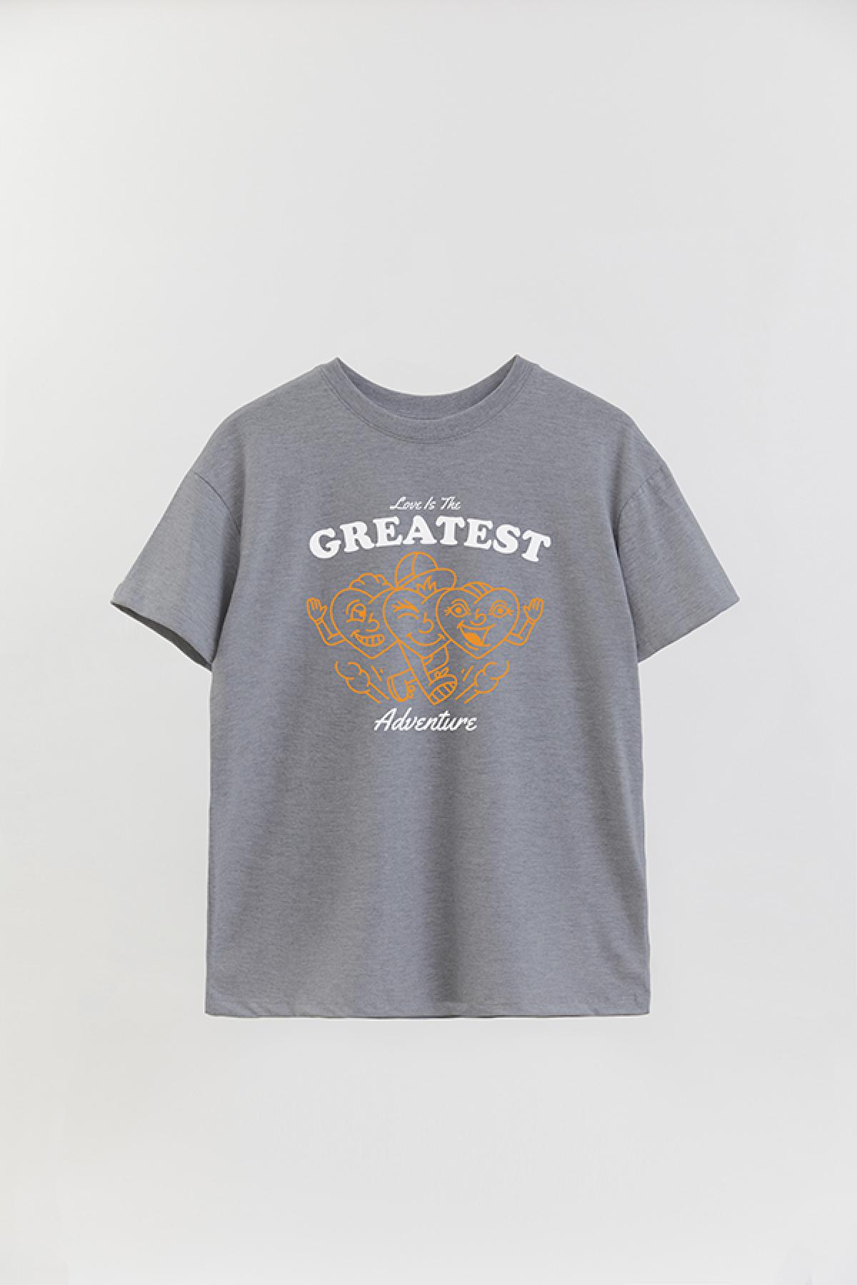 REMERA OVER ESTAMPADA LOVE IS THE GREATEST ADVENTURE