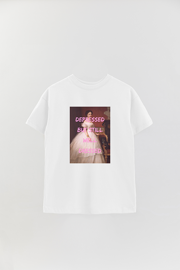 REMERA OVER ESTAMPADA ART COLLECTION 80 DEPRESSED BUT STILL WELL DRESSED