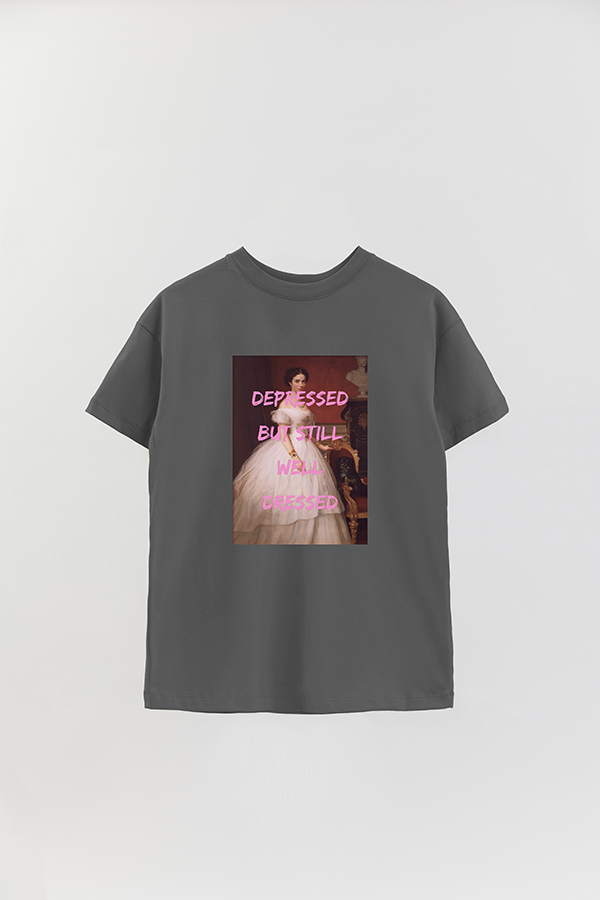 REMERA OVER ESTAMPADA ART COLLECTION 80 DEPRESSED BUT STILL WELL DRESSED