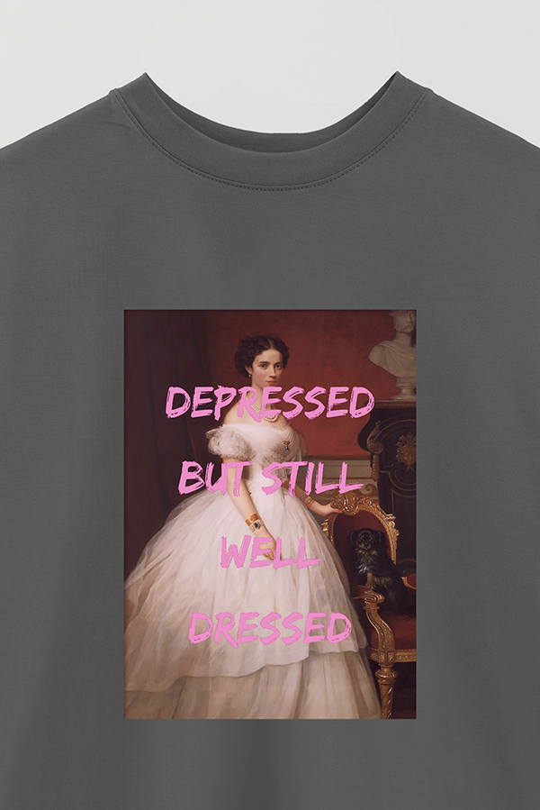 REMERA OVER ESTAMPADA ART COLLECTION 80 DEPRESSED BUT STILL WELL DRESSED