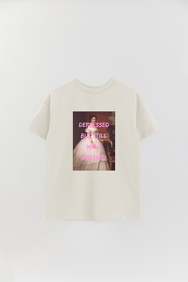 REMERA OVER ESTAMPADA ART COLLECTION 80 DEPRESSED BUT STILL WELL DRESSED