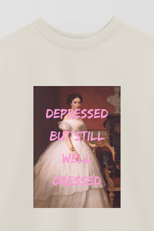 REMERA OVER ESTAMPADA ART COLLECTION 80 DEPRESSED BUT STILL WELL DRESSED