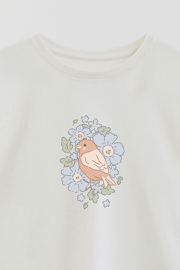 REMERA GIRL OVER BLOOMS AND BIRDS
