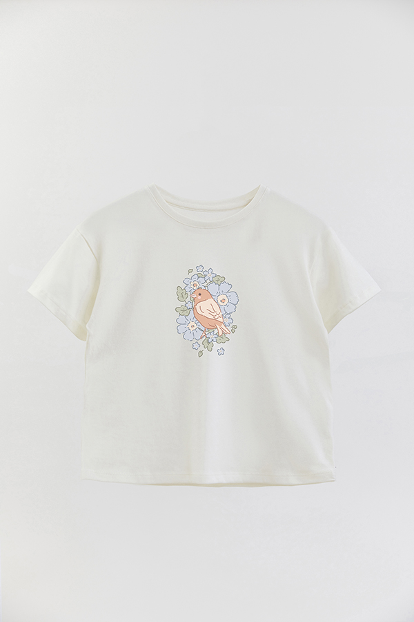 REMERA GIRL OVER BLOOMS AND BIRDS