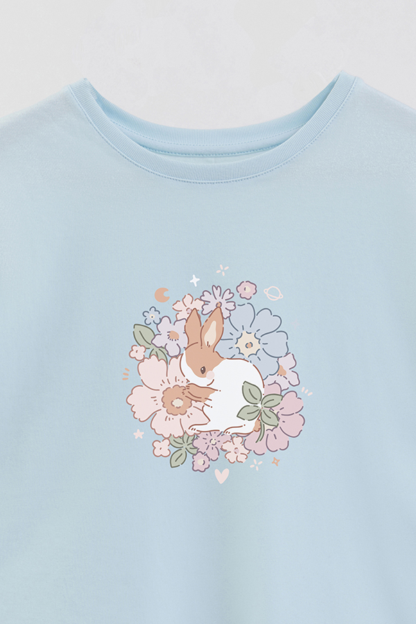 REMERA GIRL OVER BLOOMS WILDFLOWER BUNNY
