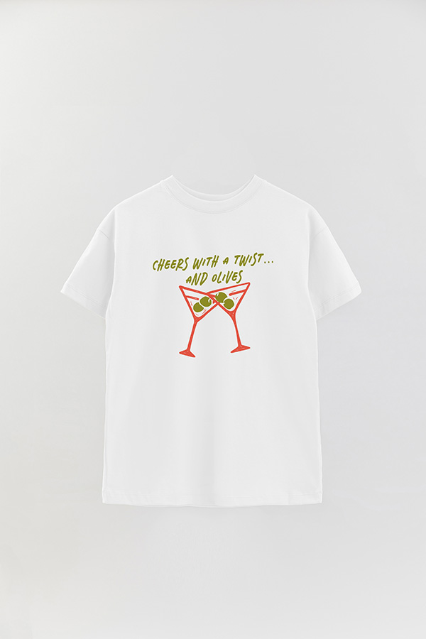 REMERA OVER ESTAMPADA CHEERS WITH A TWIST