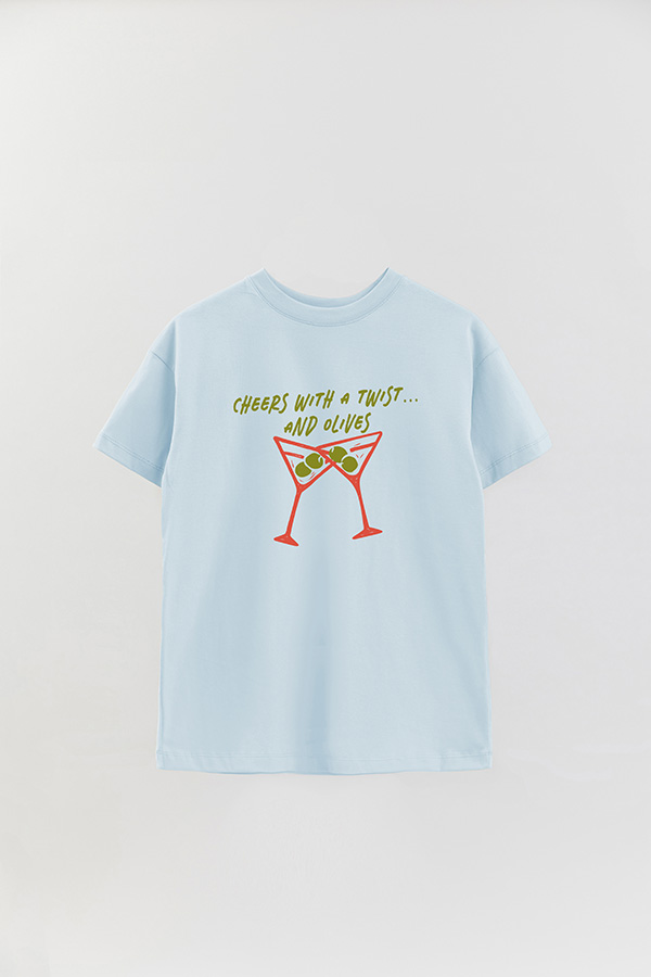 REMERA OVER ESTAMPADA CHEERS WITH A TWIST