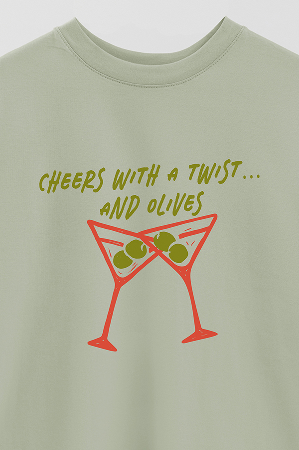 REMERA OVER ESTAMPADA CHEERS WITH A TWIST