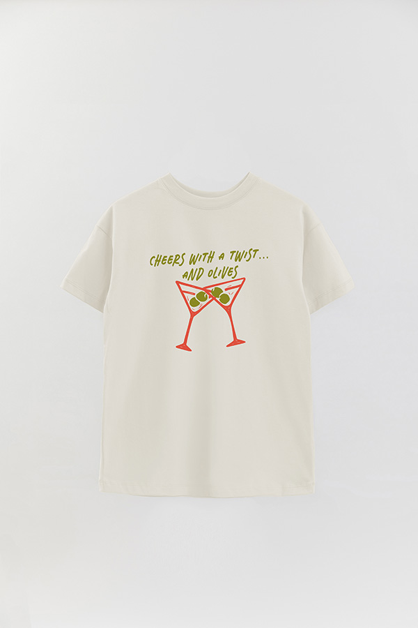 REMERA OVER ESTAMPADA CHEERS WITH A TWIST