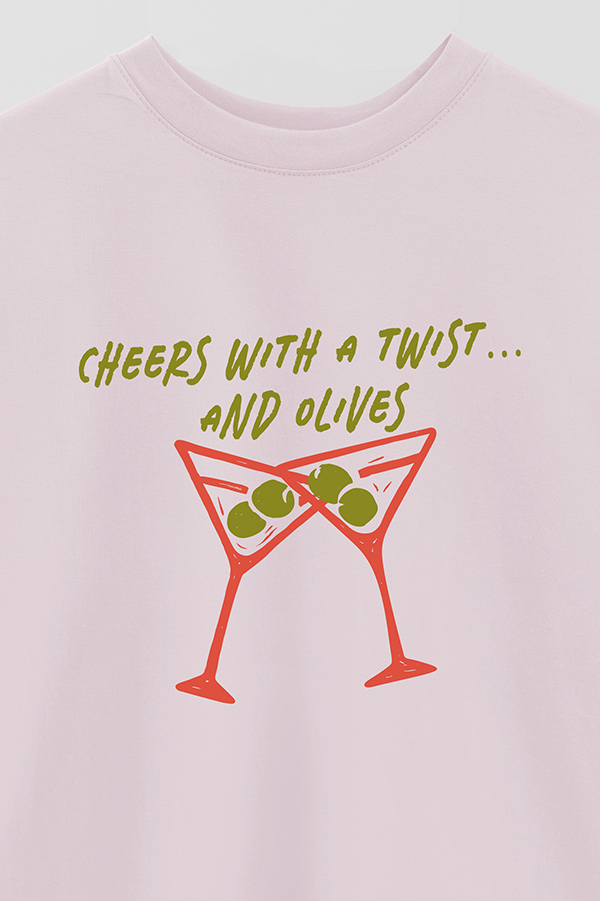REMERA OVER ESTAMPADA CHEERS WITH A TWIST