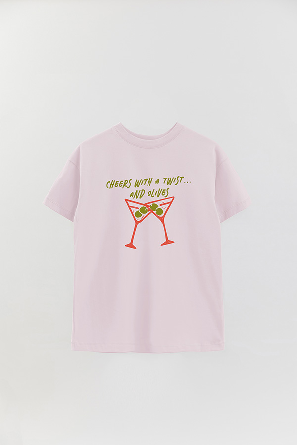 REMERA OVER ESTAMPADA CHEERS WITH A TWIST