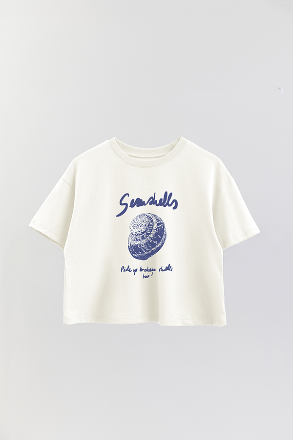 REMERA CROP ESTAMPADA BEACH SEASHELLS CARACOL