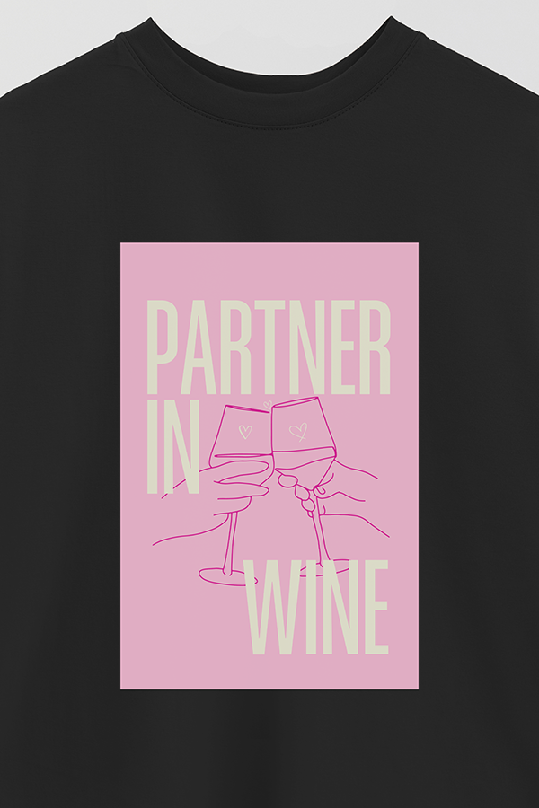REMERA OVER ESTAMPADA CNV PARTNER IN WINE