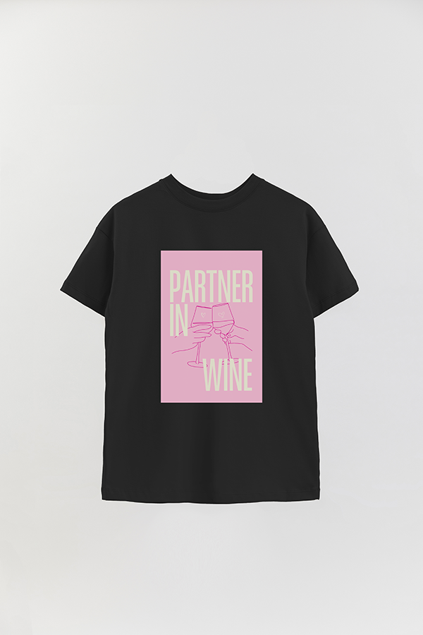 REMERA OVER ESTAMPADA CNV PARTNER IN WINE