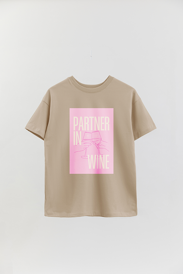 REMERA OVER ESTAMPADA CNV PARTNER IN WINE