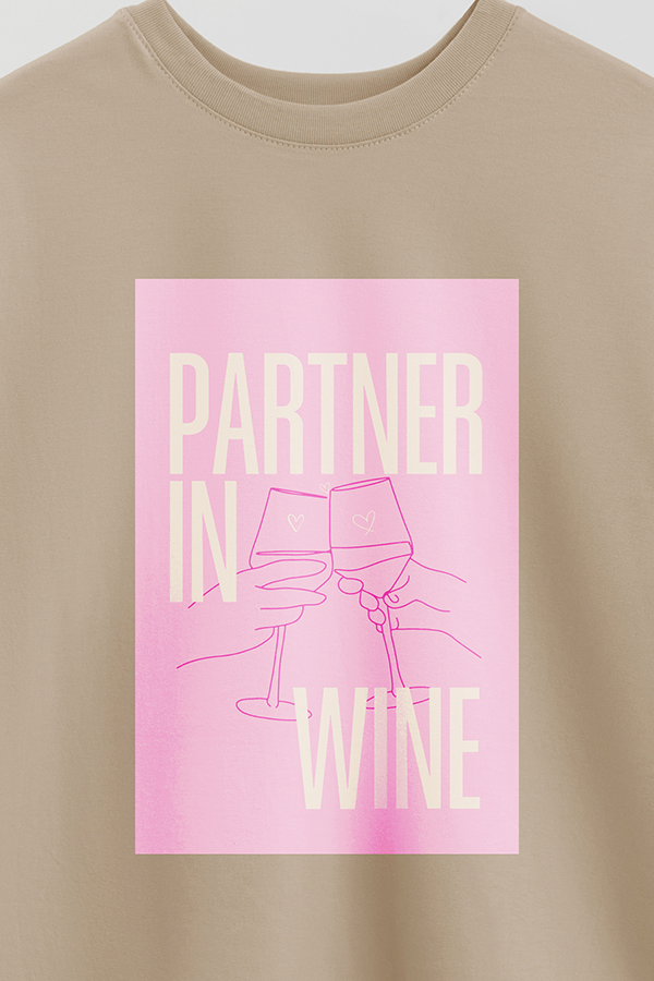 REMERA OVER ESTAMPADA CNV PARTNER IN WINE