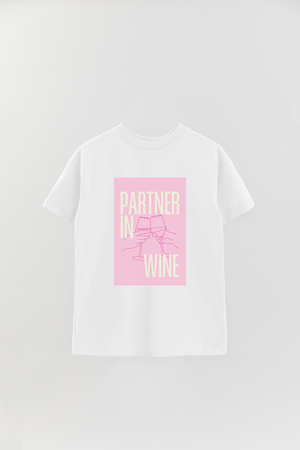 REMERA OVER ESTAMPADA CNV PARTNER IN WINE