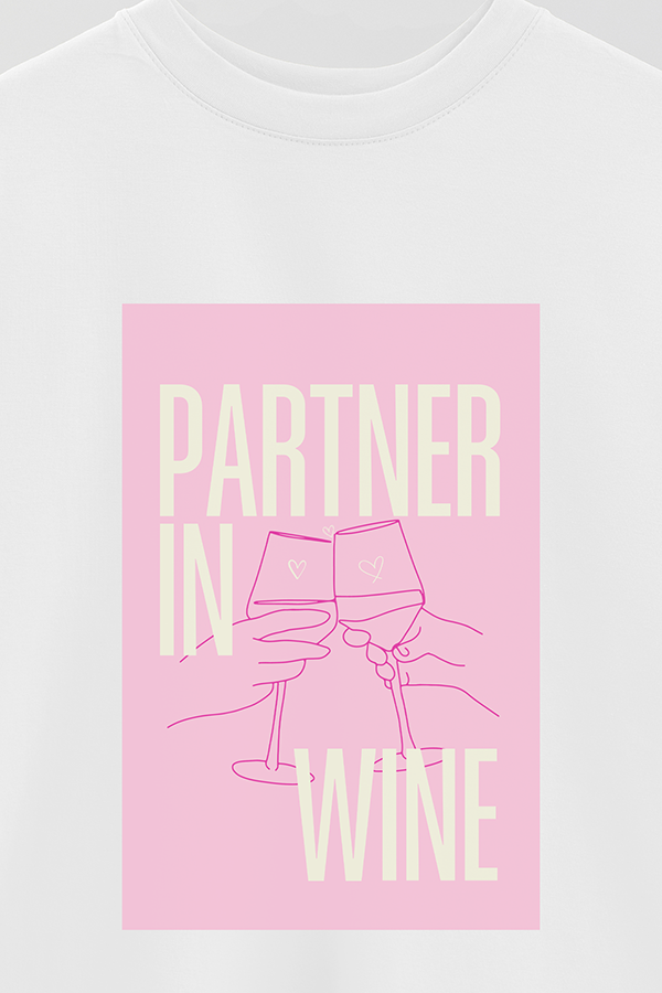 REMERA OVER ESTAMPADA CNV PARTNER IN WINE