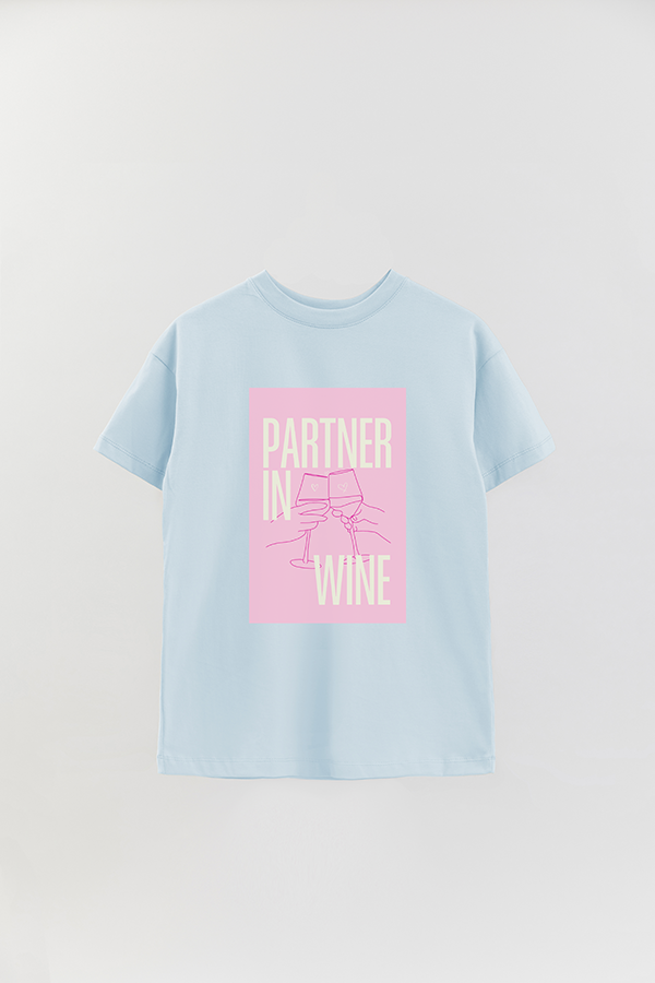 REMERA OVER ESTAMPADA CNV PARTNER IN WINE