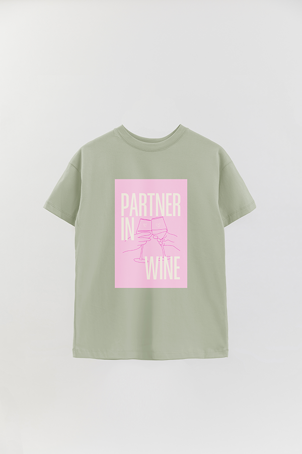 REMERA OVER ESTAMPADA CNV PARTNER IN WINE