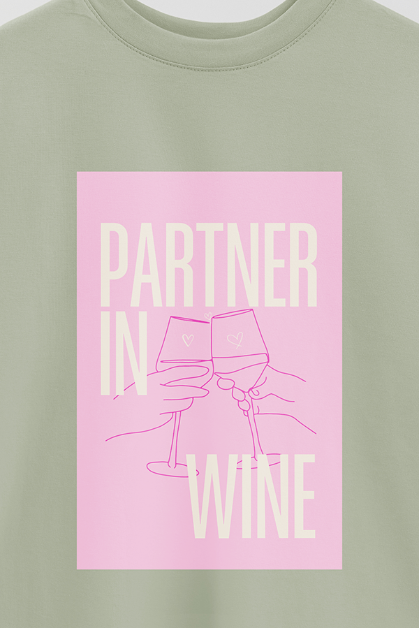 REMERA OVER ESTAMPADA CNV PARTNER IN WINE