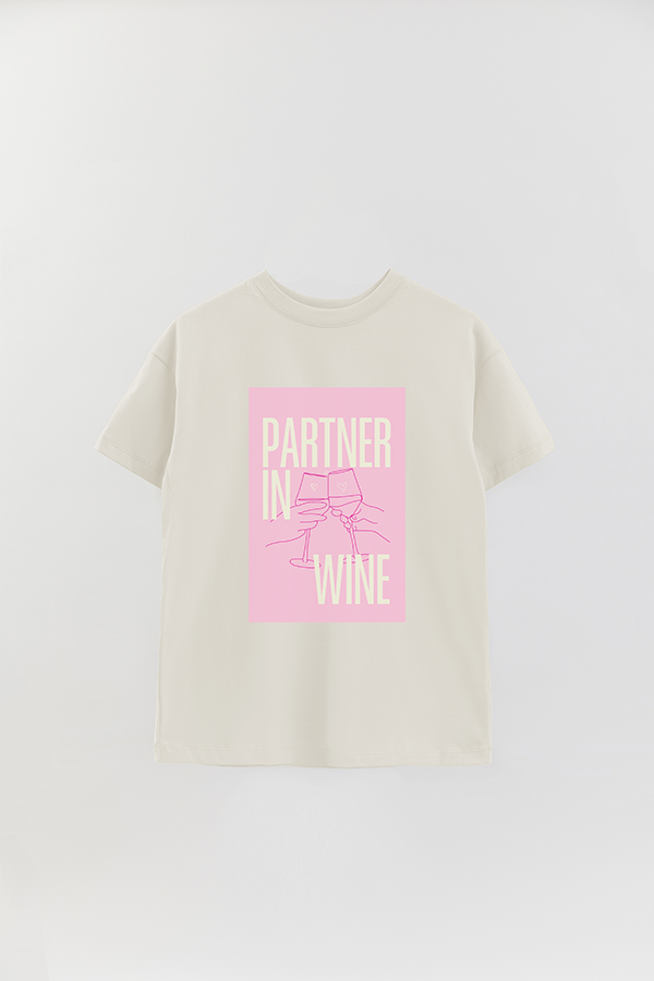 REMERA OVER ESTAMPADA CNV PARTNER IN WINE