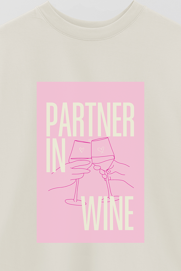 REMERA OVER ESTAMPADA CNV PARTNER IN WINE