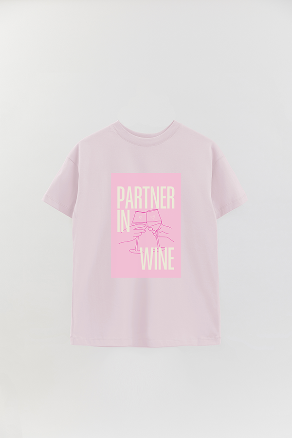 REMERA OVER ESTAMPADA CNV PARTNER IN WINE