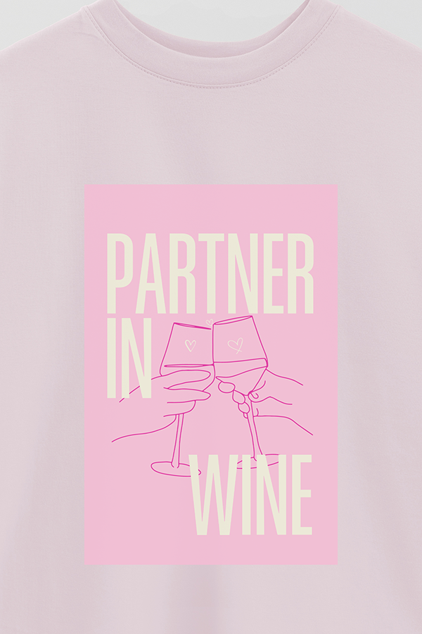 REMERA OVER ESTAMPADA CNV PARTNER IN WINE
