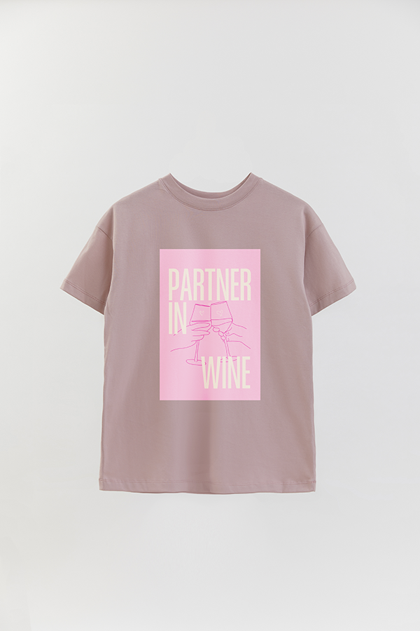 REMERA OVER ESTAMPADA CNV PARTNER IN WINE