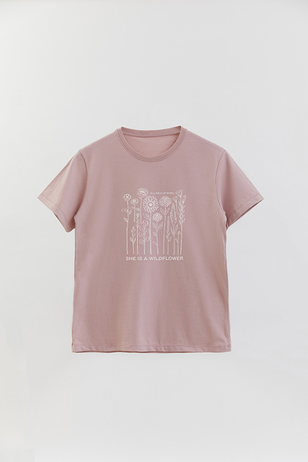 REMERA BASICA ESTAMPADA HD SHE IS A WILDFLOWER