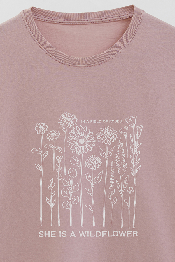 REMERA BASICA ESTAMPADA HD SHE IS A WILDFLOWER