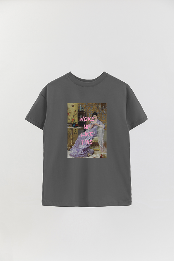 REMERA OVER ESTAMPADA ART COLLECTION 75 WOKE UP LIKE THIS