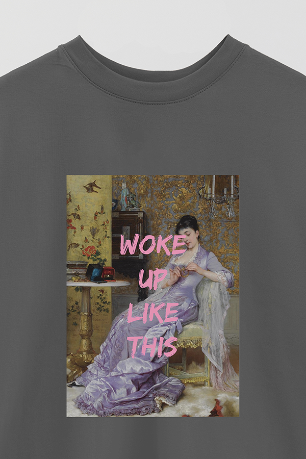 REMERA OVER ESTAMPADA ART COLLECTION 75 WOKE UP LIKE THIS