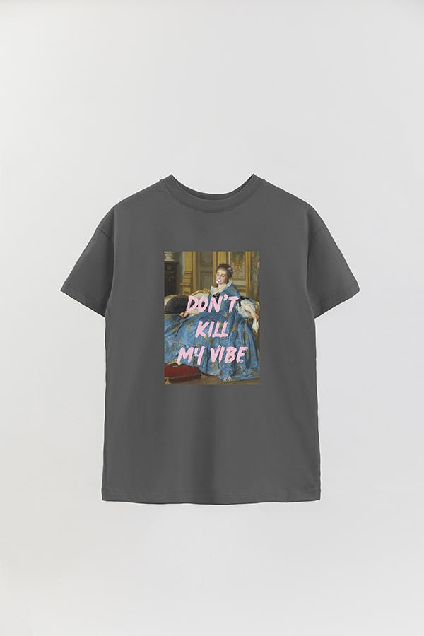 REMERA OVER ESTAMPADA ART COLLECTION 43 DON'T KILL MY VIBE