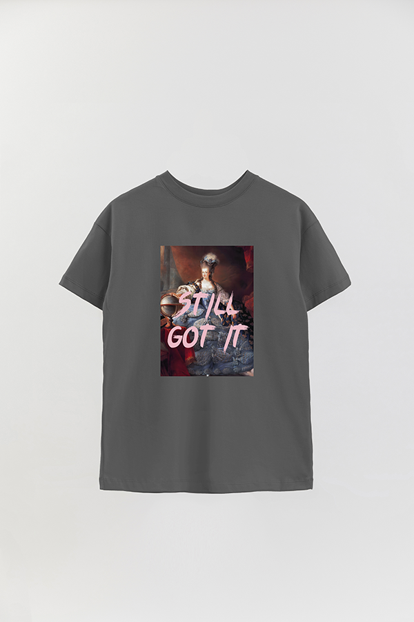 REMERA OVER ESTAMPADA ART COLLECTION 96 STILL GOT IT