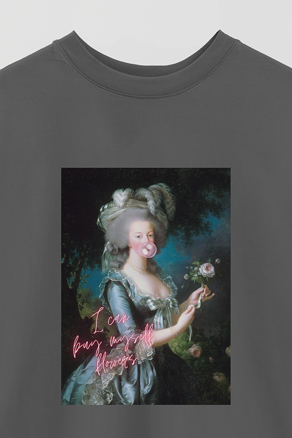 REMERA OVER ESTAMPADA ART COLLECTION 24 I CAN BUY MYSELF FLOWERS 2