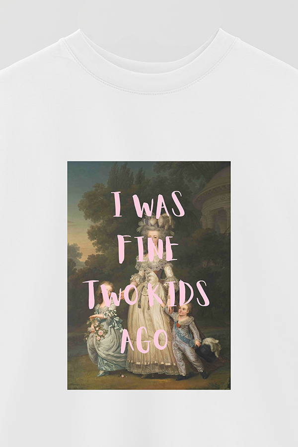 REMERA OVER ESTAMPADA ART COLLECTION 102 I WAS FINE TWO KIDS AGO