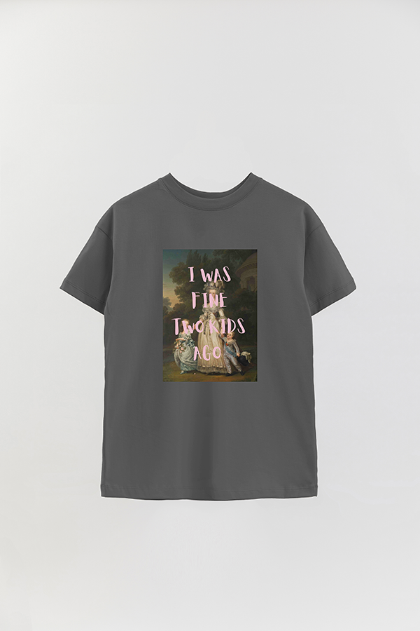 REMERA OVER ESTAMPADA ART COLLECTION 102 I WAS FINE TWO KIDS AGO