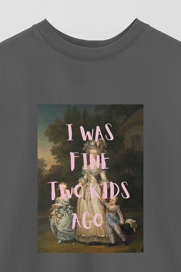 REMERA OVER ESTAMPADA ART COLLECTION 102 I WAS FINE TWO KIDS AGO