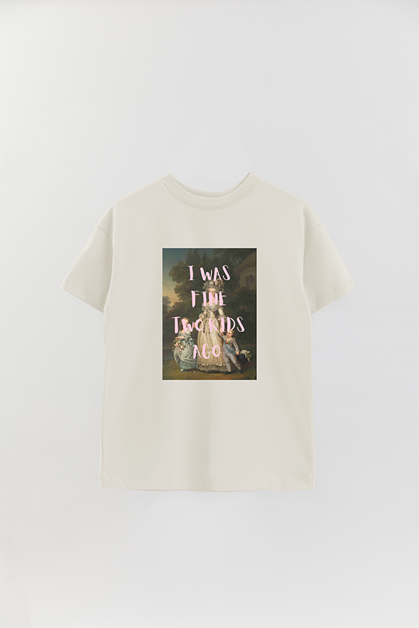 REMERA OVER ESTAMPADA ART COLLECTION 102 I WAS FINE TWO KIDS AGO