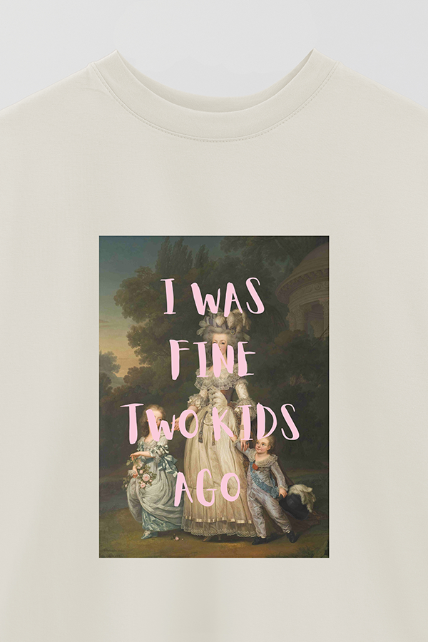 REMERA OVER ESTAMPADA ART COLLECTION 102 I WAS FINE TWO KIDS AGO