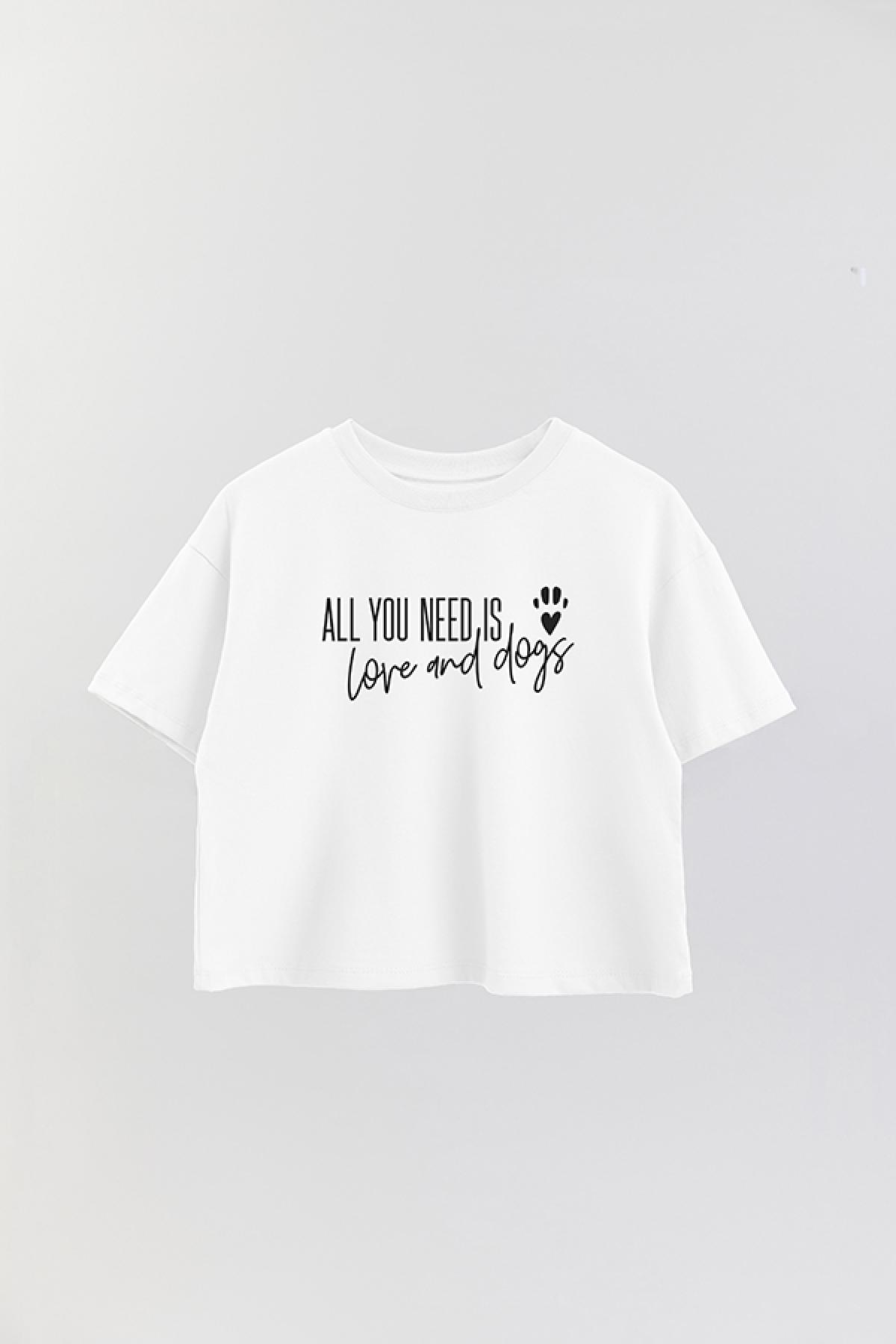 REMERA CROP ESTAMPADA LV6 ALL YOU NEED IS LOVE AND DOGS