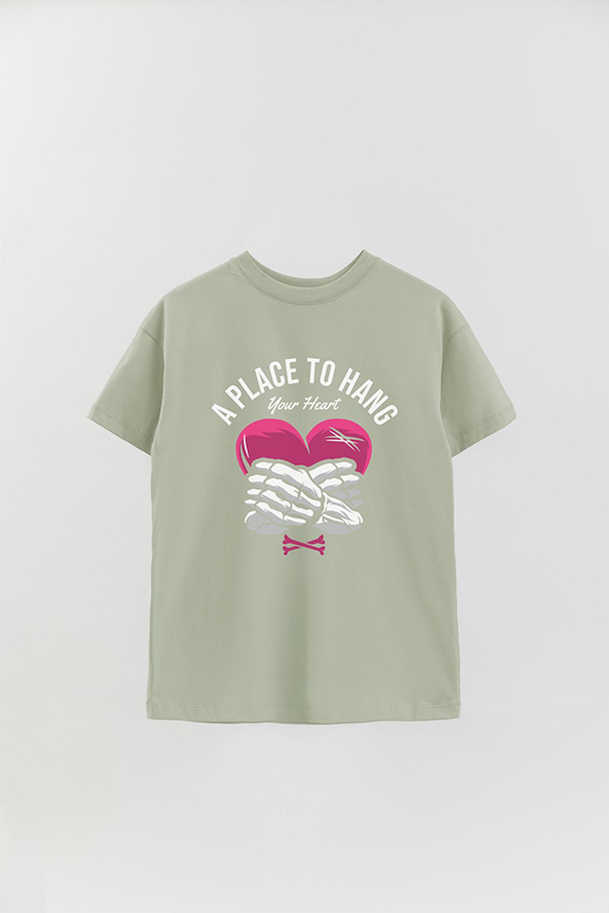 REMERA OVER ESTAMPADA GR A PLACE TO HANG YOUR HEART