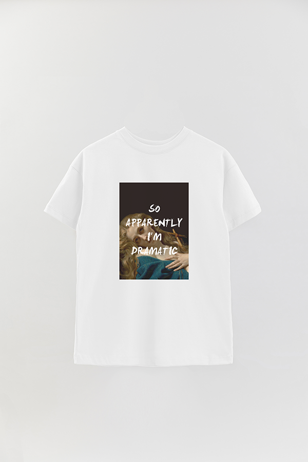 REMERA OVER ESTAMPADA ART COLLECTION 109 SO APPARENTLY I'M DRAMATIC