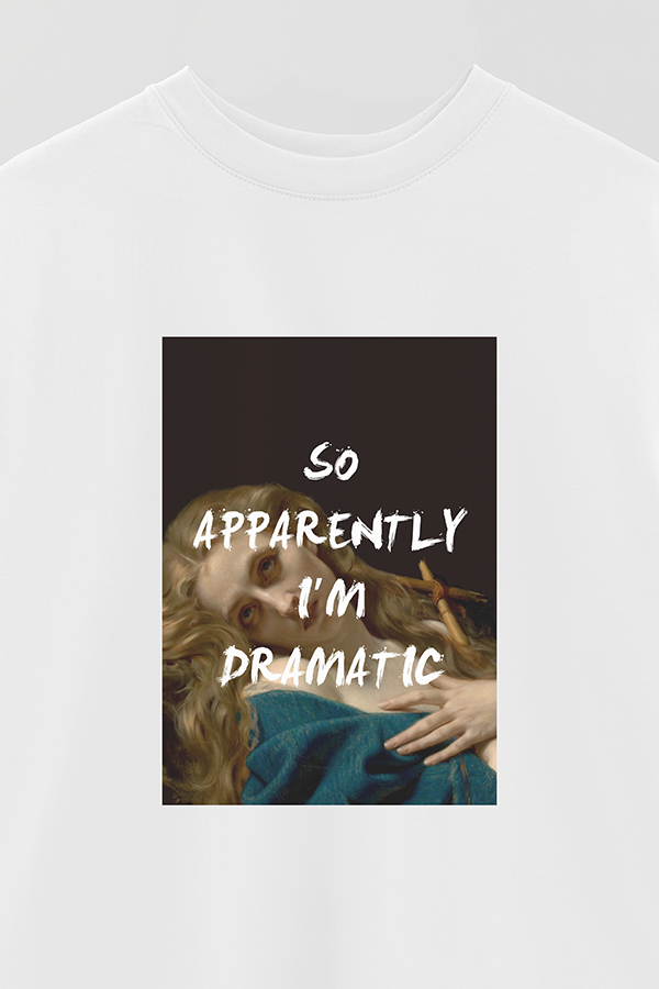 REMERA OVER ESTAMPADA ART COLLECTION 109 SO APPARENTLY I'M DRAMATIC