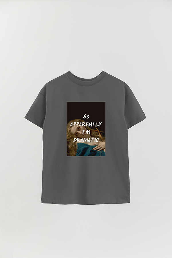 REMERA OVER ESTAMPADA ART COLLECTION 109 SO APPARENTLY I'M DRAMATIC
